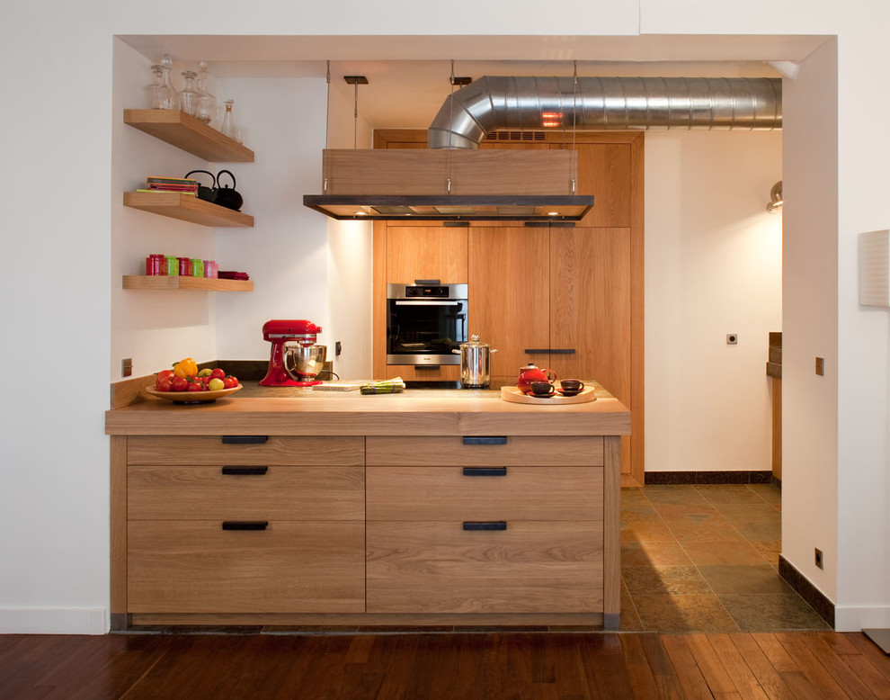 На фото: параллельная кухня-гостиная в современном стиле с полуостровом с