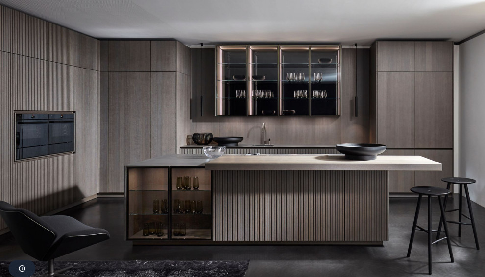 Inspiration för mycket stora moderna linjära kök med öppen planlösning, med en integrerad diskho, luckor med lamellpanel, skåp i mellenmörkt trä, bänkskiva i rostfritt stål, stänkskydd i trä, svarta vitvaror, betonggolv, en köksö och grått golv