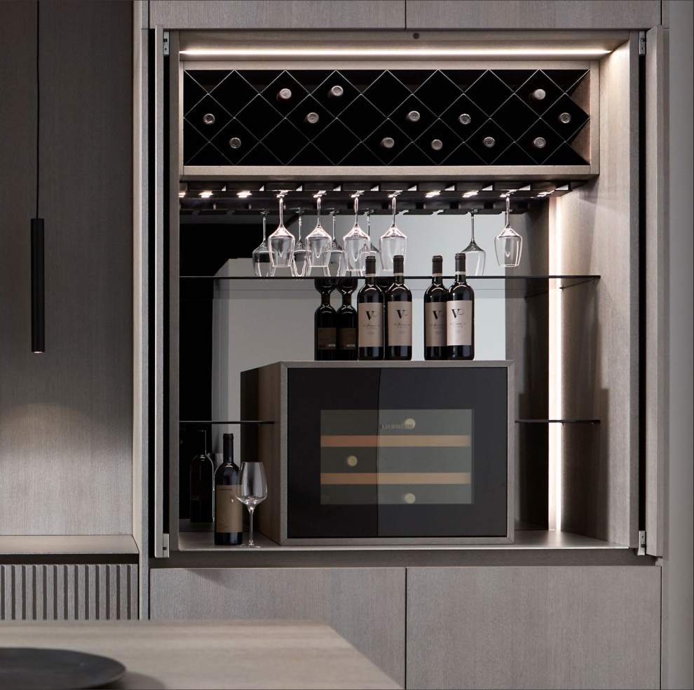 Exempel på ett mycket stort modernt linjärt kök med öppen planlösning, med en integrerad diskho, luckor med lamellpanel, skåp i mellenmörkt trä, bänkskiva i rostfritt stål, stänkskydd i trä, svarta vitvaror, betonggolv, en köksö och grått golv