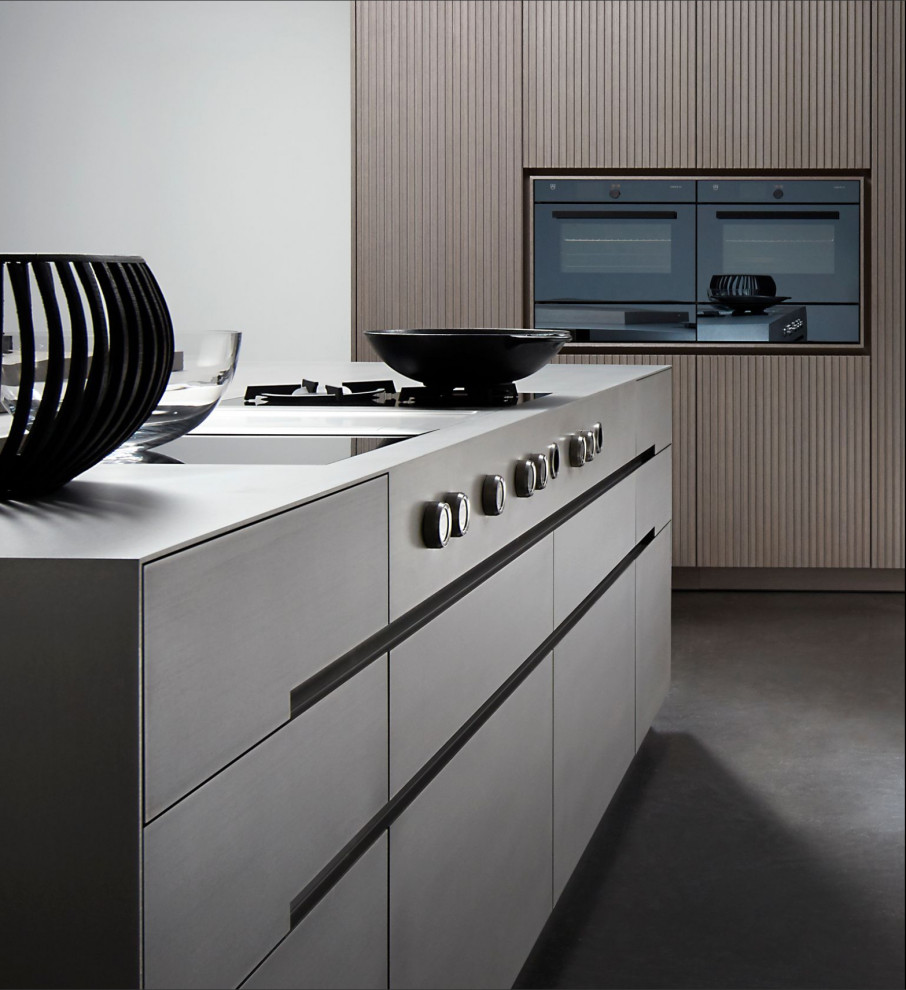 Inspiration för ett mycket stort funkis linjärt kök med öppen planlösning, med en integrerad diskho, luckor med lamellpanel, skåp i mellenmörkt trä, bänkskiva i rostfritt stål, stänkskydd i trä, svarta vitvaror, betonggolv, en köksö och grått golv