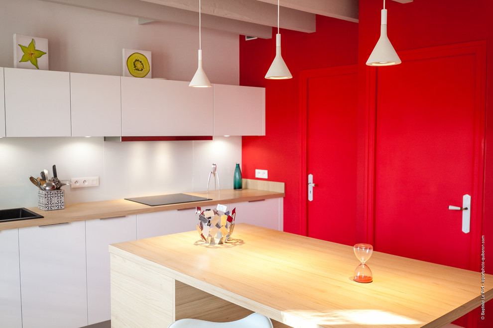 Moderne Küche mit Einbauwaschbecken, Laminat-Arbeitsplatte, Küchenrückwand in Weiß, Glasrückwand, Keramikboden und Kücheninsel in Rennes