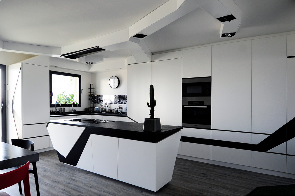 Стильный дизайн: большая угловая кухня-гостиная в современном стиле с островом и черно-белыми фасадами - последний тренд