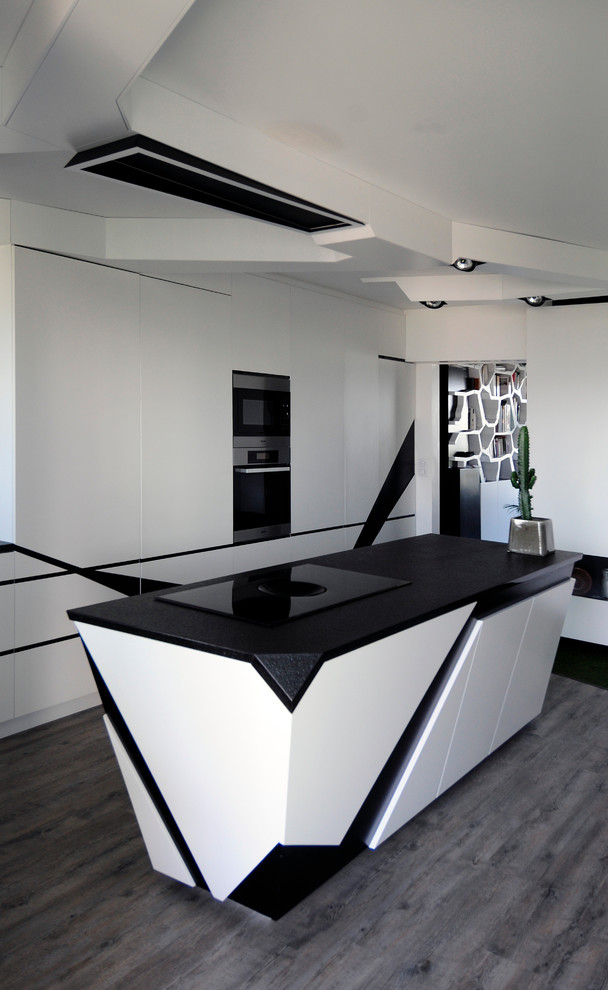 Cette image montre une grande cuisine ouverte linéaire design avec un placard à porte plane et îlot.