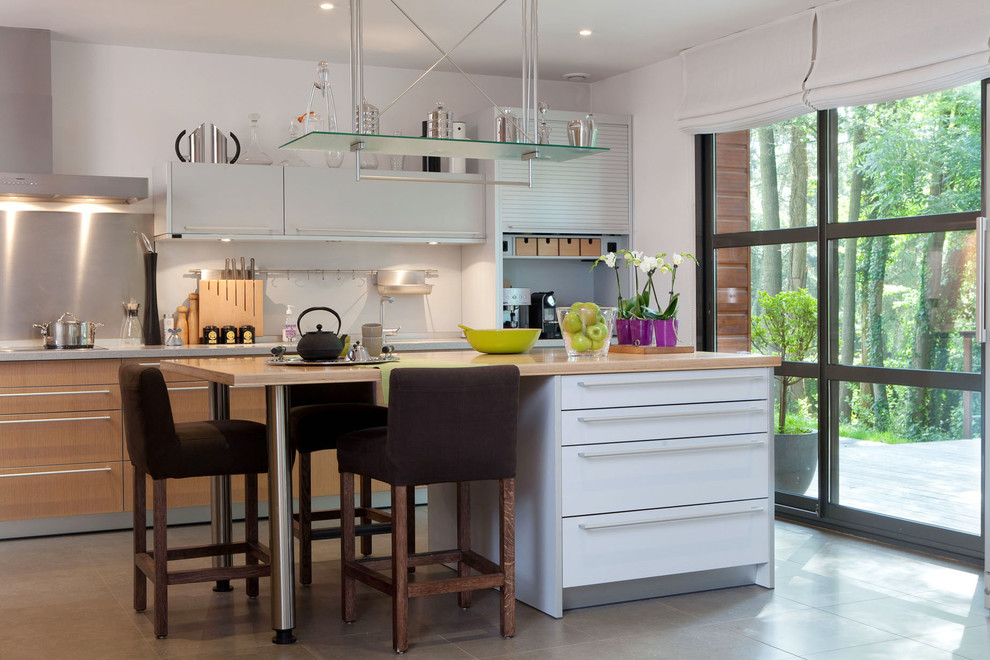 Zweizeilige, Mittelgroße Moderne Wohnküche mit hellbraunen Holzschränken und Kücheninsel in Reims