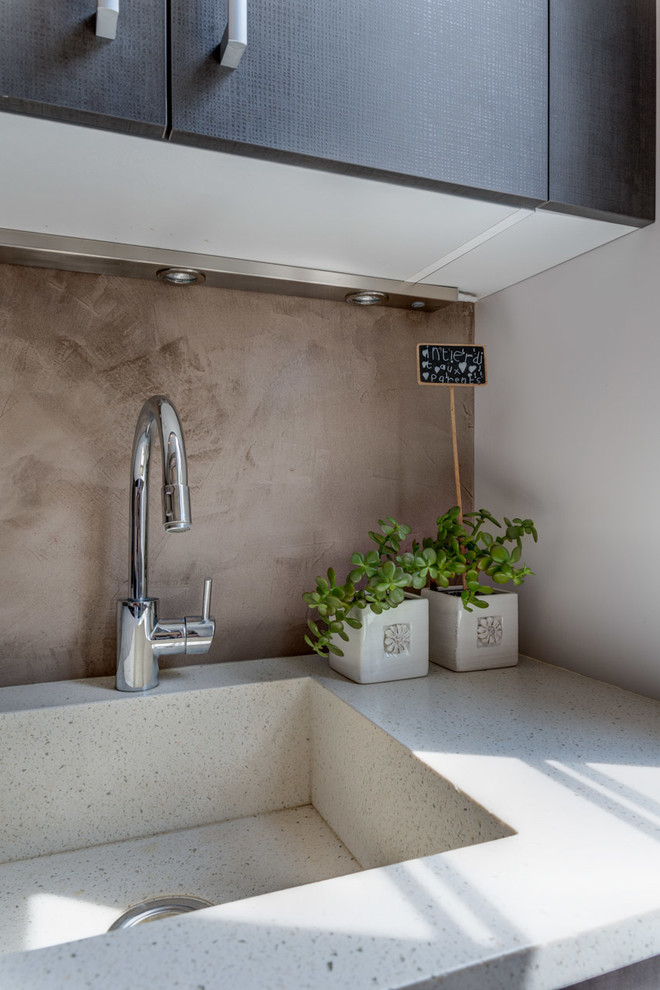 Geschlossene, Einzeilige, Mittelgroße Moderne Küche ohne Insel mit integriertem Waschbecken, schwarzen Schränken und Küchenrückwand in Braun in Bordeaux