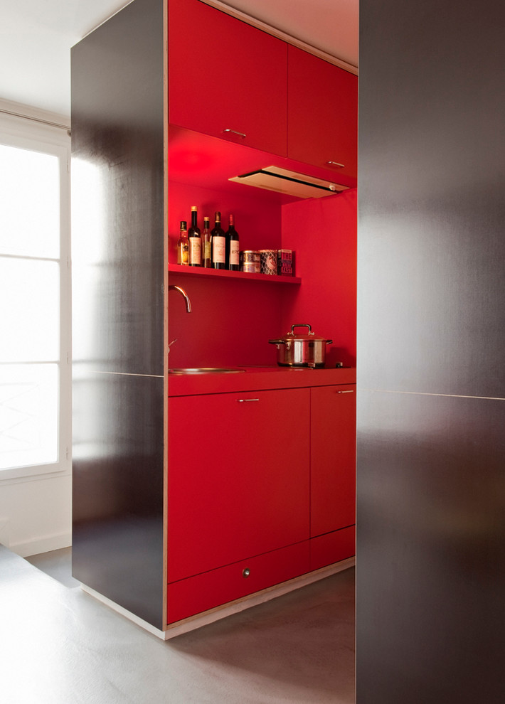 パリにある高級な小さなコンテンポラリースタイルのおしゃれなキッチン (赤いキャビネット、アイランドなし) の写真