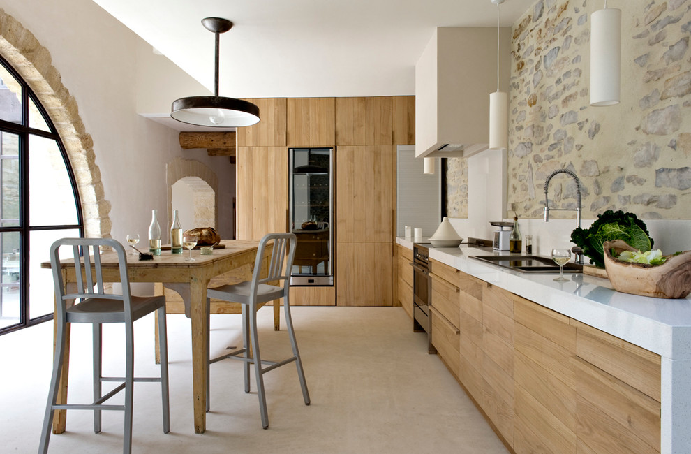 Идея дизайна: большая прямая кухня в белых тонах с отделкой деревом в современном стиле с плоскими фасадами, фасадами цвета дерева среднего тона и обеденным столом без острова