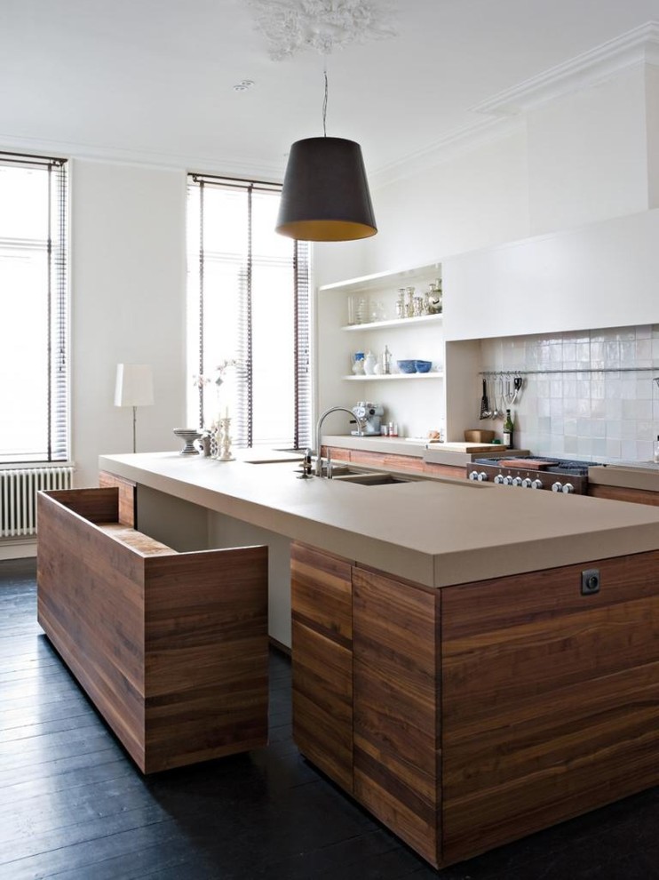 Moderne Küche mit Doppelwaschbecken, offenen Schränken, weißen Schränken, Küchenrückwand in Weiß, dunklem Holzboden, Kücheninsel und beiger Arbeitsplatte