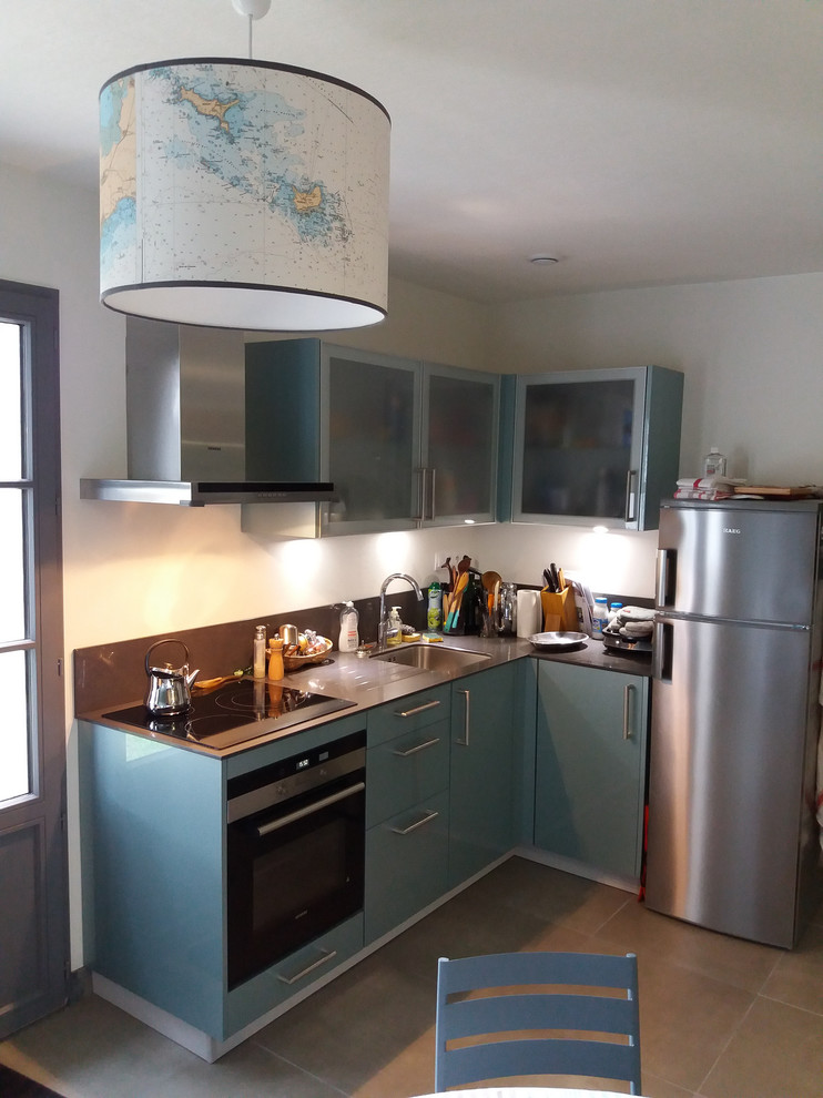 This is an example of a small beach style l-shaped kitchen/diner in Paris with flat-panel cabinets, blue cabinets, no island, a single-bowl sink, quartz worktops, grey splashback, stone slab splashback, stainless steel appliances, ceramic flooring, grey floors and grey worktops.