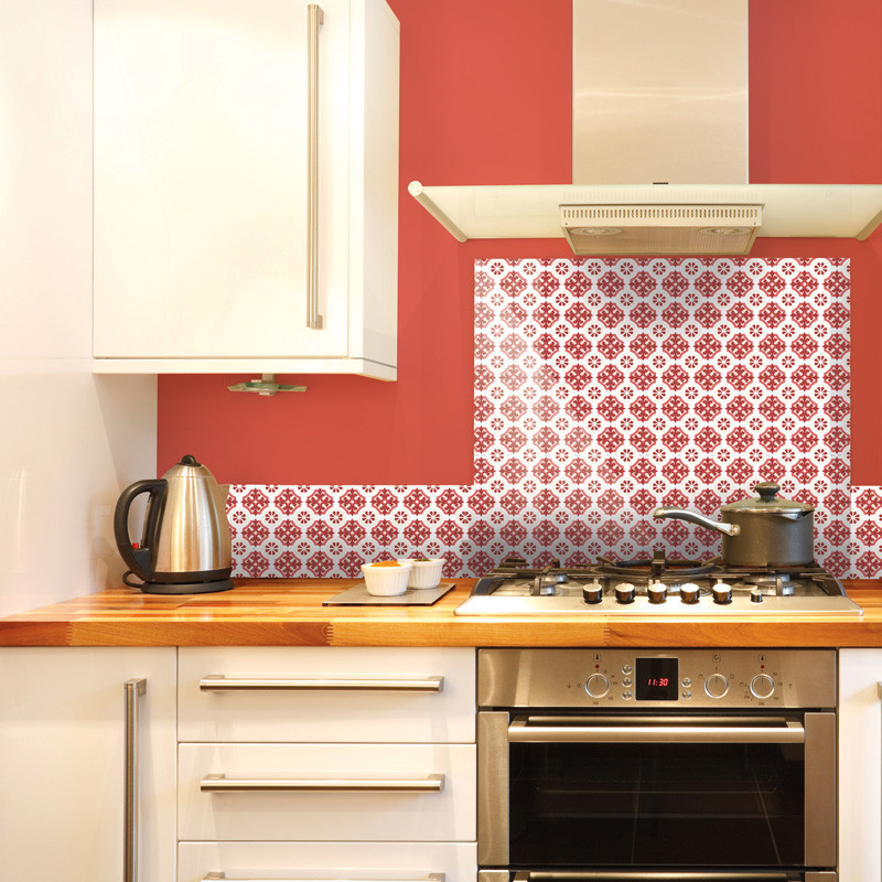 Esempio di una cucina minimalista con paraspruzzi rosso