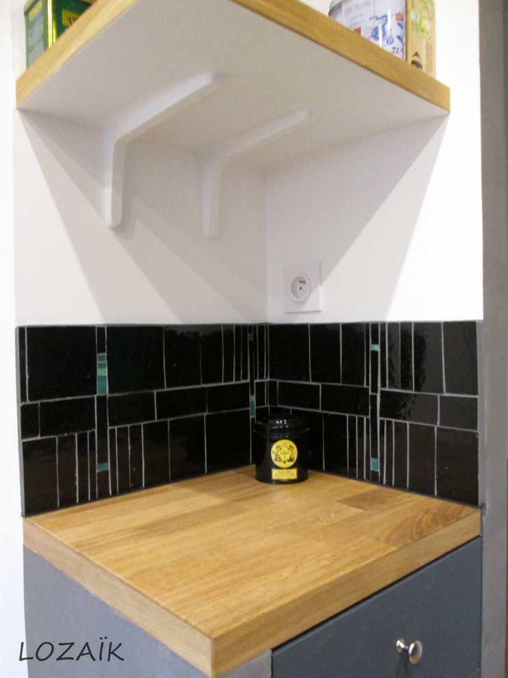 Stilmix Küche mit Doppelwaschbecken, Arbeitsplatte aus Holz, Küchenrückwand in Schwarz und Rückwand aus Mosaikfliesen in Bordeaux