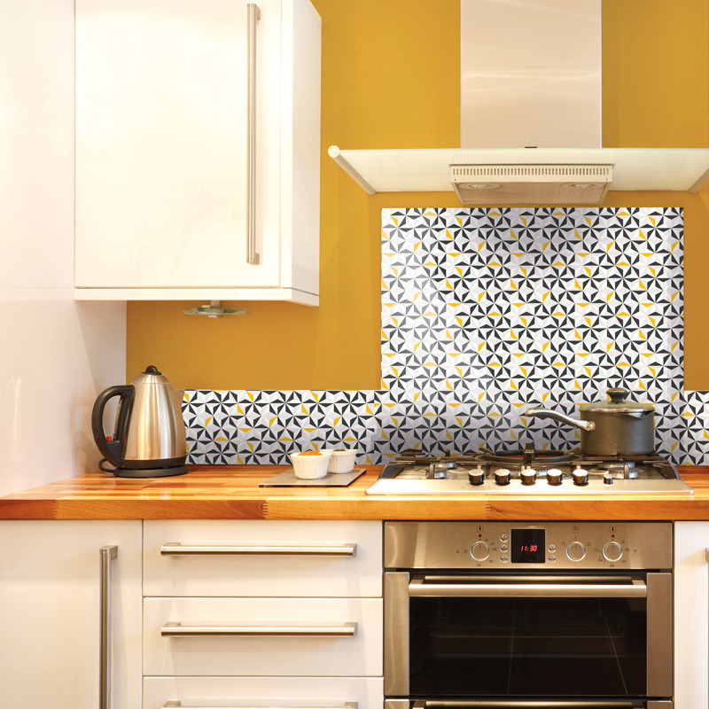 Skandinavische Küche mit Küchenrückwand in Gelb in Bordeaux