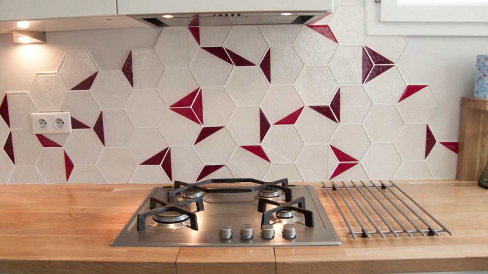 Источник вдохновения для домашнего уюта: кухня в скандинавском стиле с красным фартуком и фартуком из стеклянной плитки