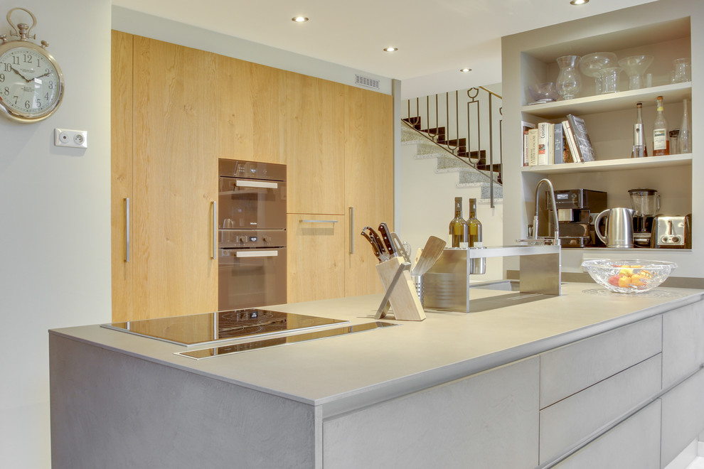 This is an example of a large urban galley kitchen/diner in Le Havre with an integrated sink, beaded cabinets, grey cabinets, composite countertops, coloured appliances, ceramic flooring, a breakfast bar, grey floors and grey worktops.