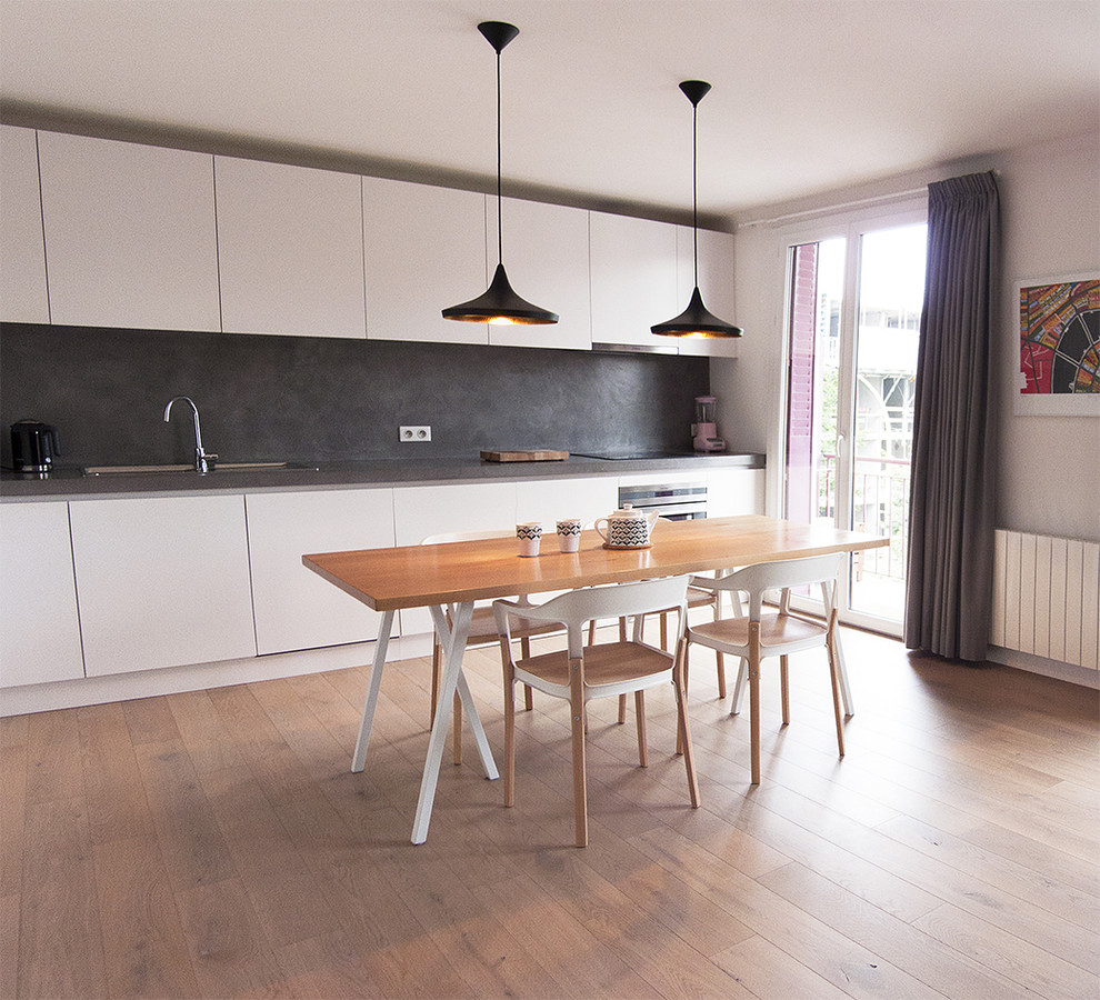 Idéer för ett mellanstort modernt grå linjärt kök och matrum, med luckor med profilerade fronter, grå skåp, grått stänkskydd och ljust trägolv