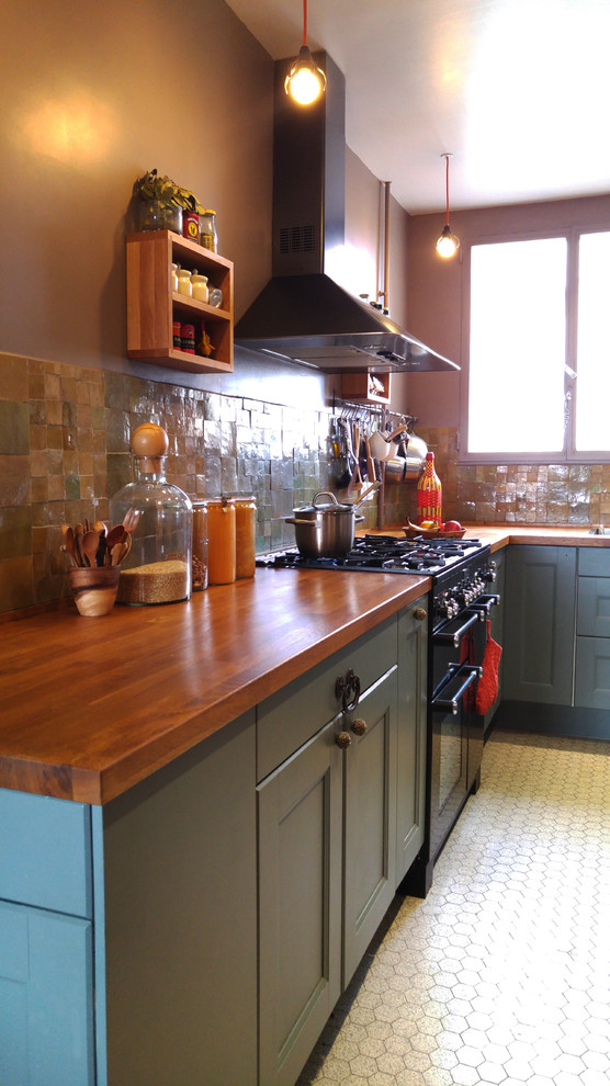 Пример оригинального дизайна: отдельная, угловая кухня среднего размера в современном стиле с синими фасадами, деревянной столешницей, накладной мойкой и бежевым фартуком без острова