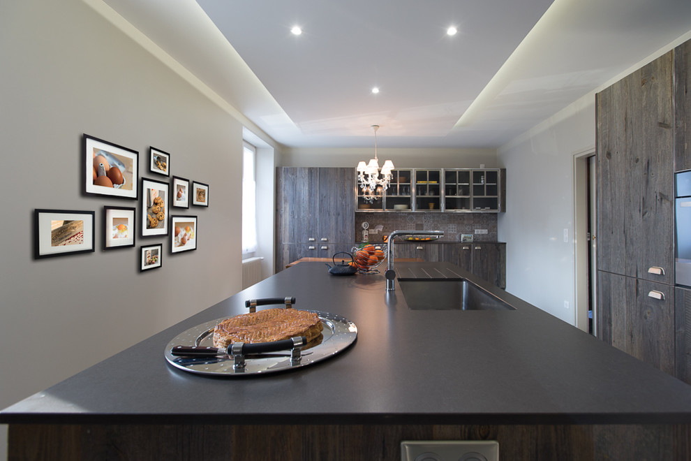 Offene, Große Industrial Küche in L-Form mit Rückwand aus Keramikfliesen, Zementfliesen für Boden, Kücheninsel und grauem Boden in Paris