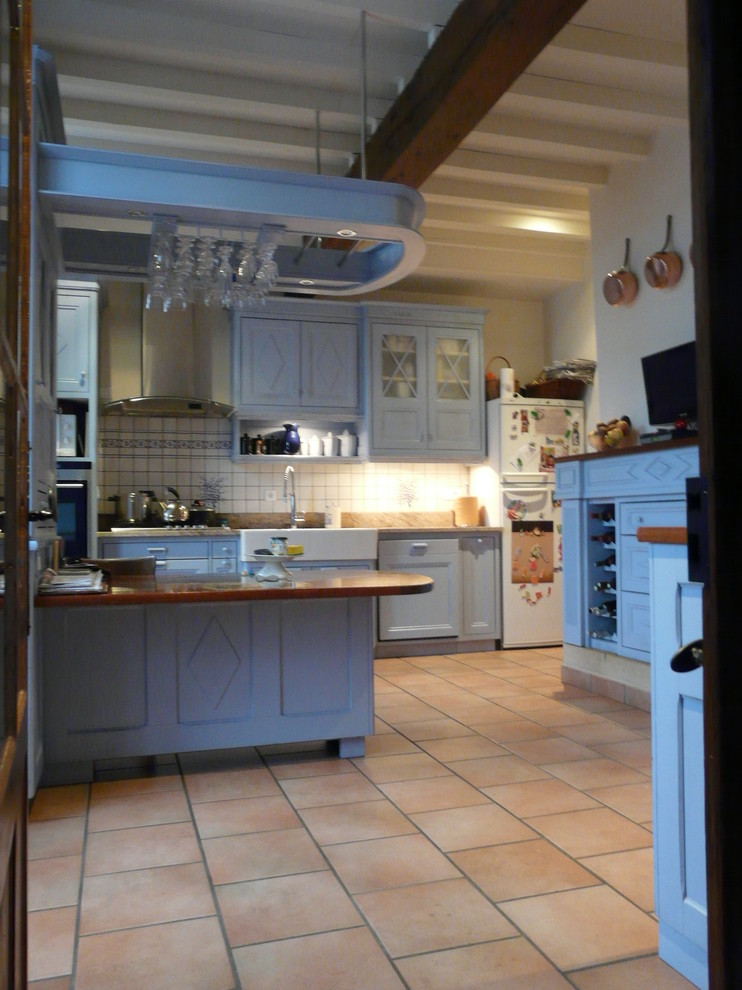 Foto de cocina de estilo de casa de campo de tamaño medio cerrada con península