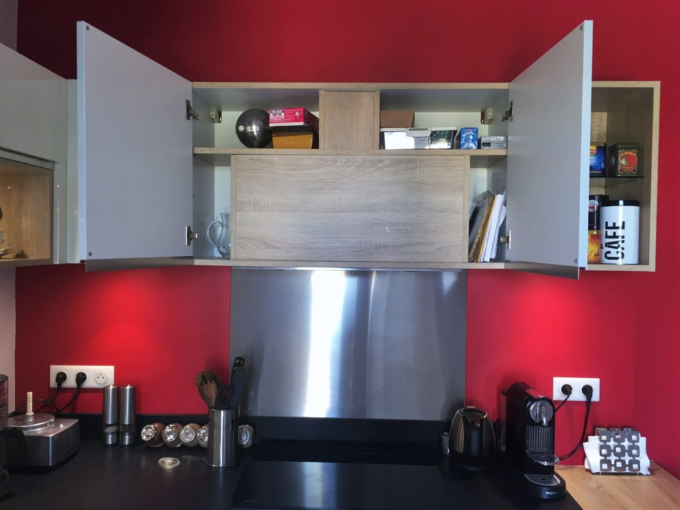 Medium sized modern l-shaped enclosed kitchen in Bordeaux with an integrated sink, flat-panel cabinets, white cabinets, granite worktops, black splashback, ceramic flooring and no island.
