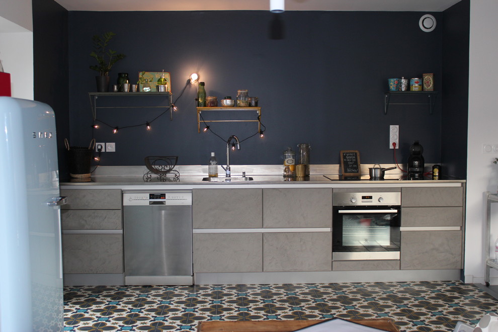 Inspiration for a medium sized urban single-wall open plan kitchen in Lyon with a submerged sink, concrete worktops, metallic splashback, stainless steel appliances, ceramic flooring, no island, multi-coloured floors and grey worktops.