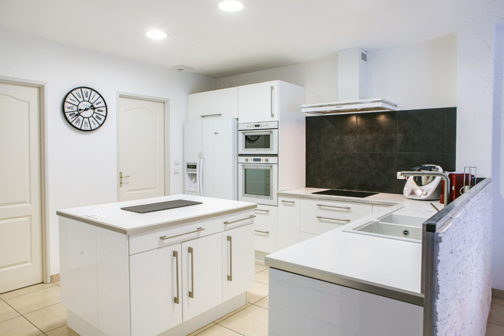 Exemple d'une cuisine ouverte chic avec un placard à porte plane, une crédence blanche, îlot et un plan de travail blanc.