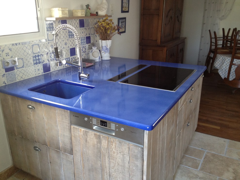 Cuisine avec plan de travail bleu brillant - Beach Style - Kitchen