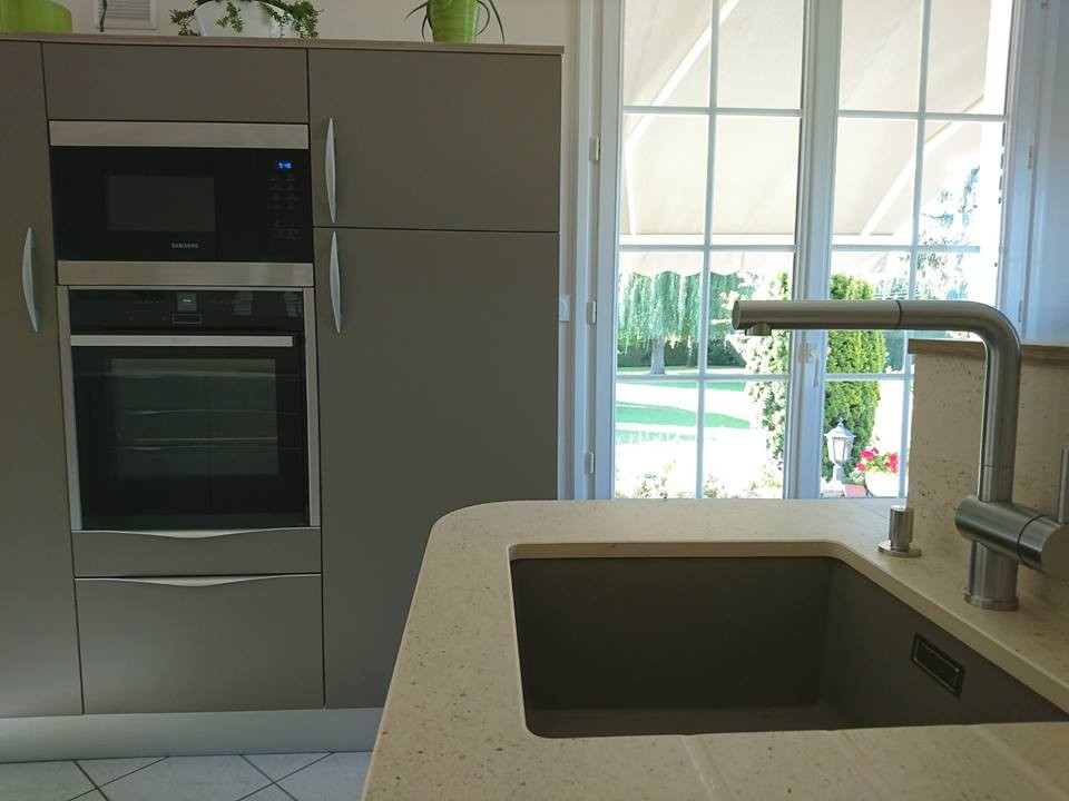 Cuisine avec plan de travail et crédence en DEKTON BLANC CONCRETE