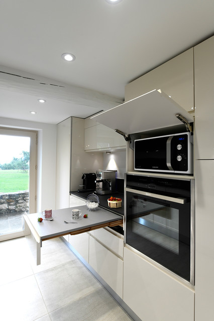 Cuisine Avec Plan De Travail Et Credences En Dekton Domoos Moderne Cuisine Autres Perimetres Par Stone Class Houzz