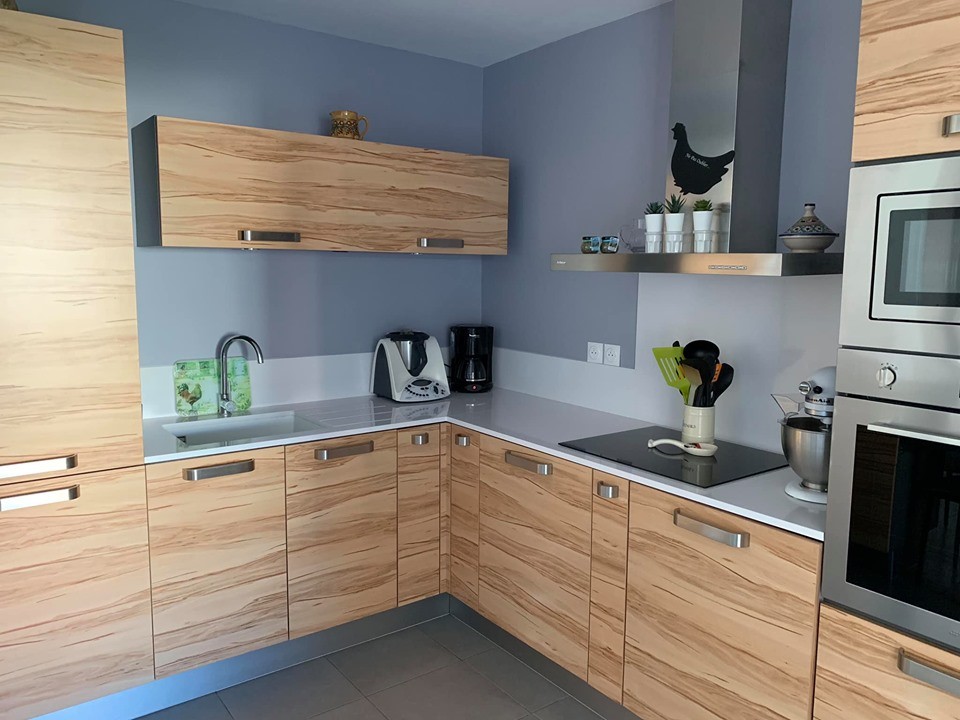 Cuisine avec plan de travail et crédences en silestone blanco zeus