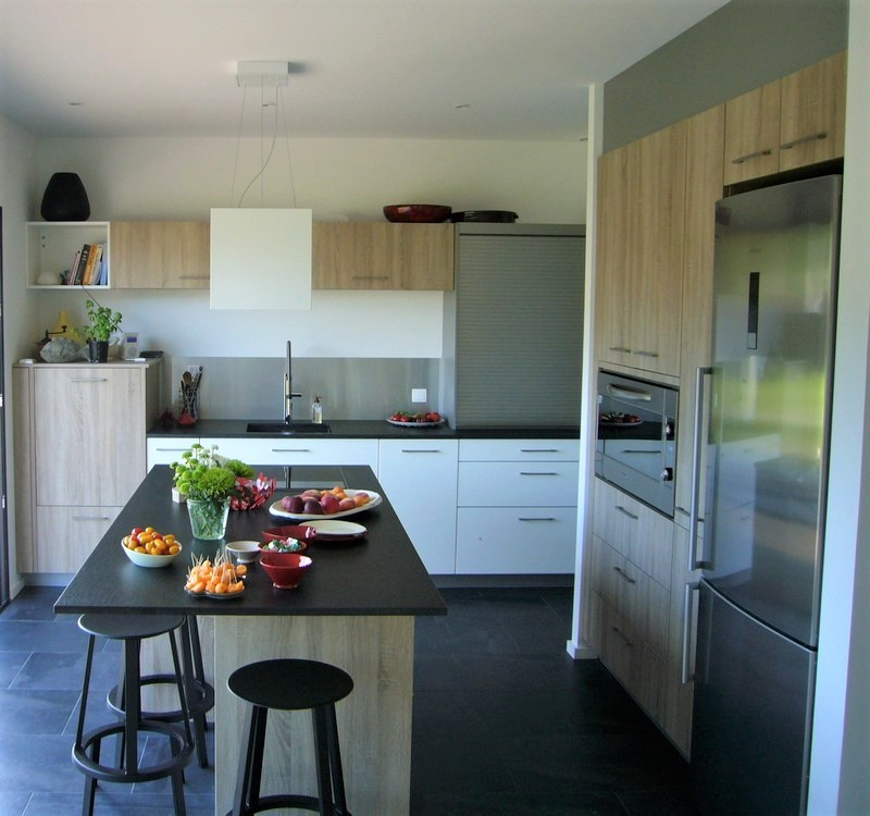 This is an example of a medium sized traditional open plan kitchen in Nantes with a single-bowl sink, flat-panel cabinets, white cabinets, granite worktops, integrated appliances, an island and black worktops.