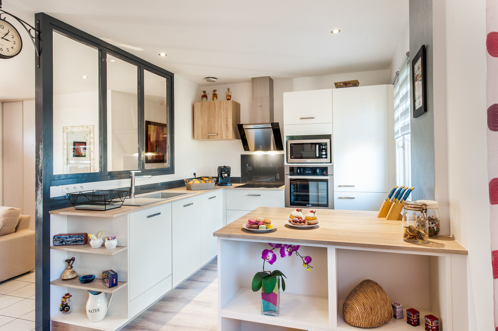 Design ideas for a contemporary kitchen in Grenoble.