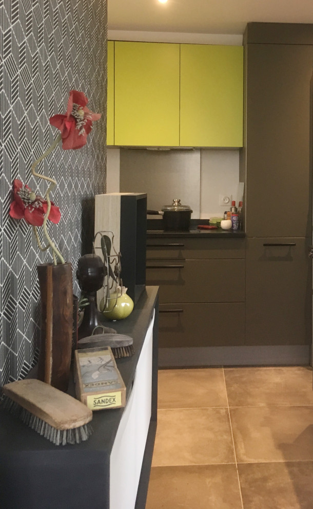 Foto di una cucina minimal con ante lisce, ante marroni, top in granito, pavimento con piastrelle in ceramica, pavimento beige e top nero