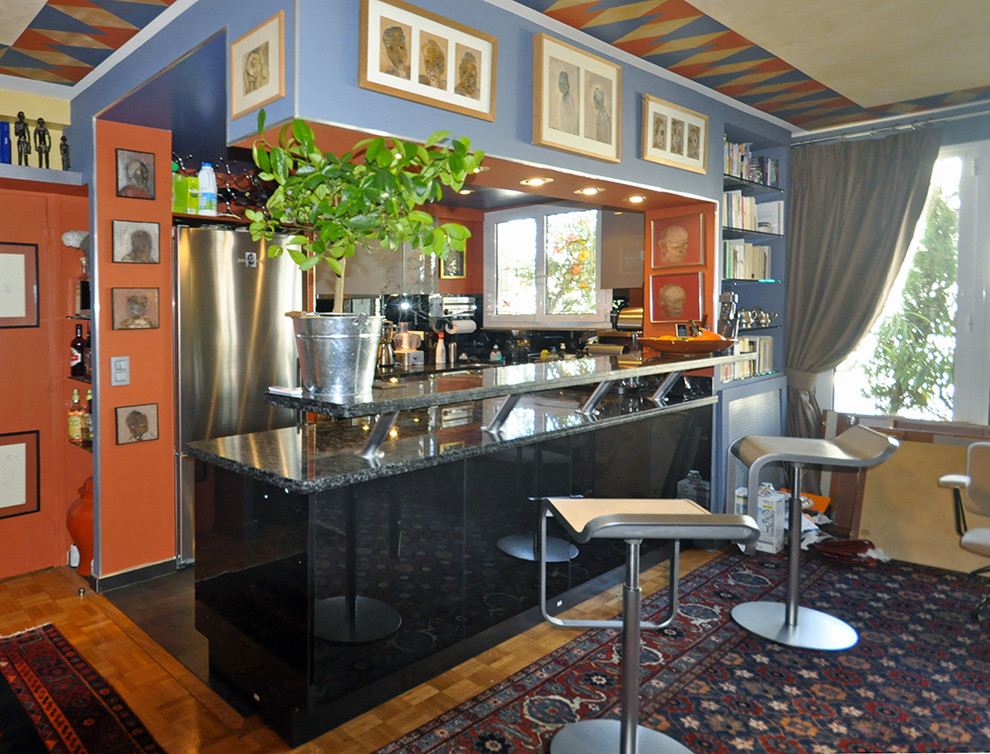 Пример оригинального дизайна: п-образная кухня-гостиная среднего размера в стиле модернизм
