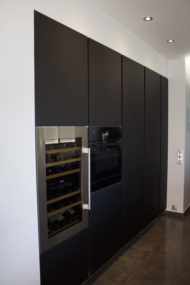 Large modern galley enclosed kitchen in Grenoble with an integrated sink, black cabinets, granite worktops, coloured appliances and an island.