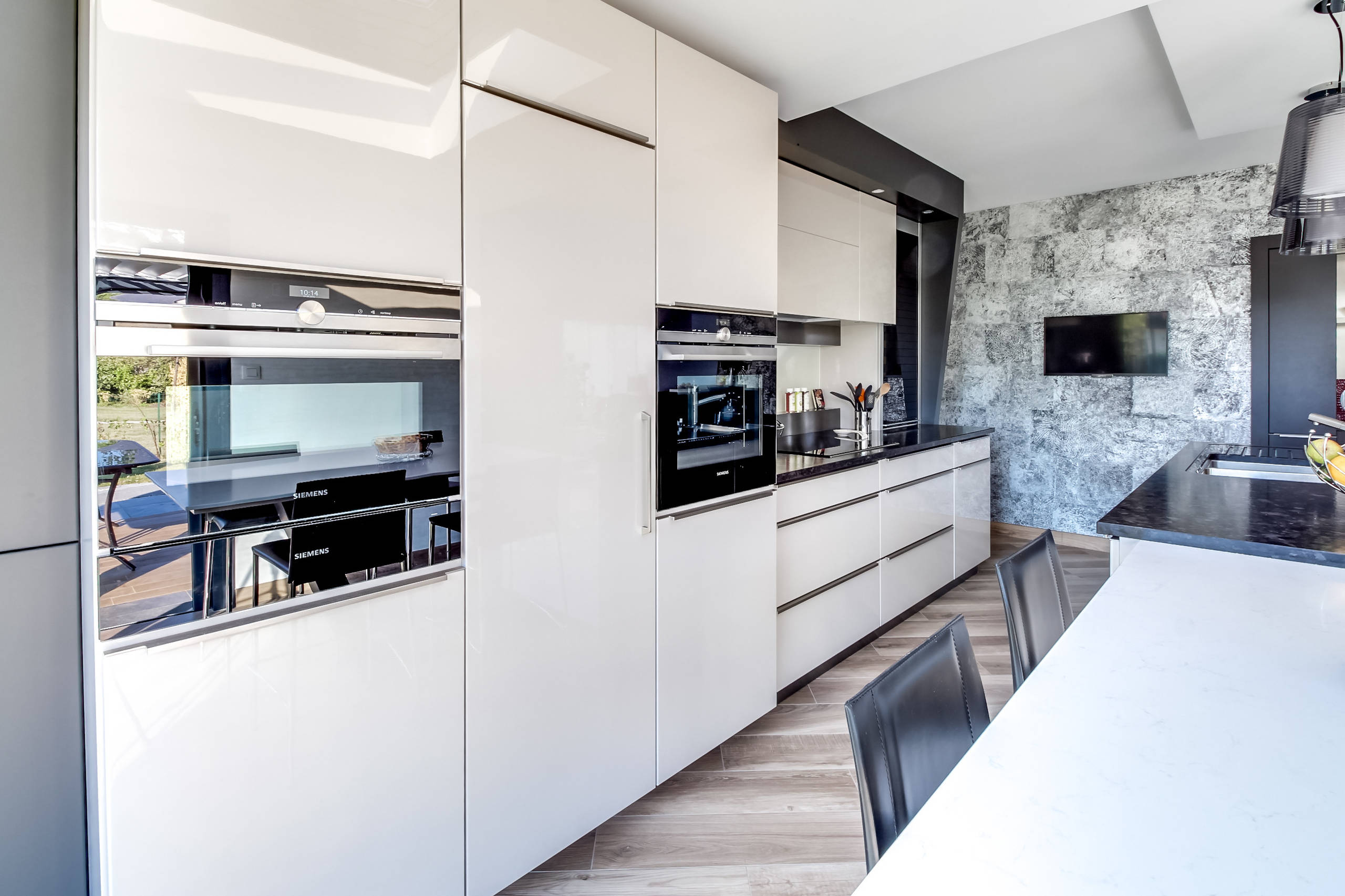 Cuisine blanche équipée avec four compact vapeur et four iQ700 -  Contemporary - Kitchen - Angers - by Siemens Home France | Houzz