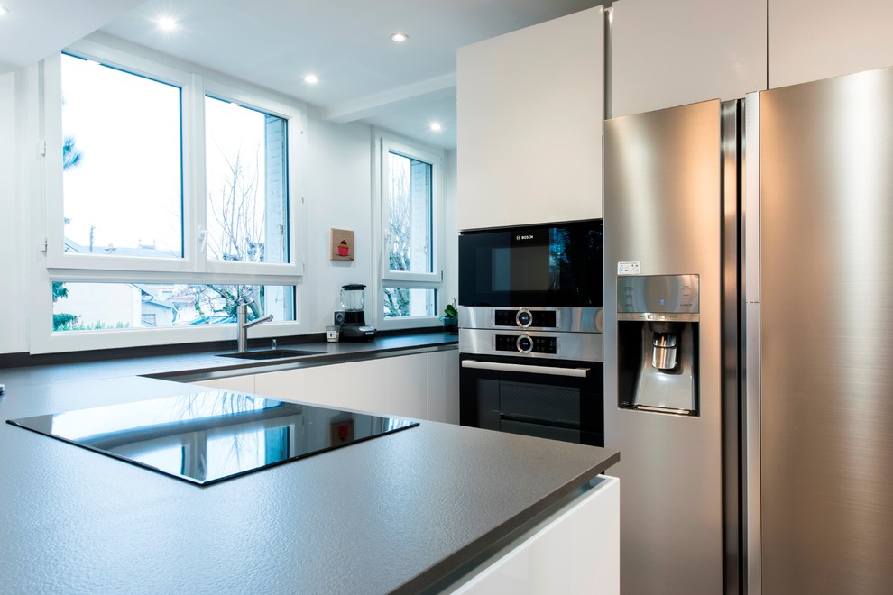 Mittelgroße Moderne Wohnküche in U-Form mit Quarzit-Arbeitsplatte und Kücheninsel in Paris