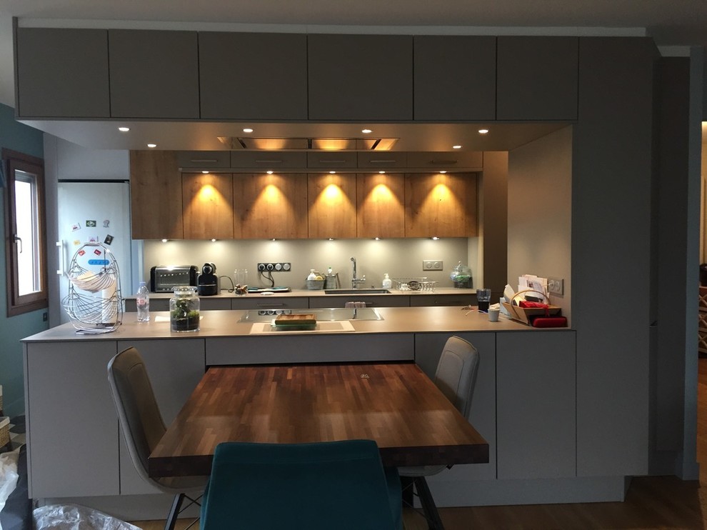 Cuisine bois et gris Contemporary Kitchen Paris by Atelier