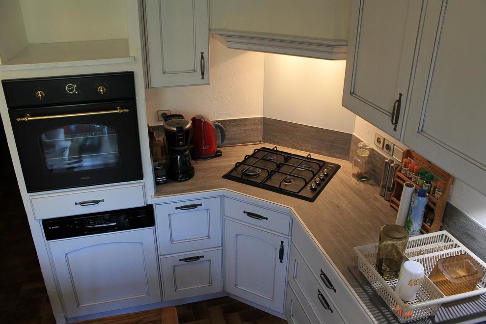 Exemple d'une petite cuisine chic en L fermée avec un évier 2 bacs, plan de travail carrelé, une crédence grise, une crédence en céramique, un électroménager en acier inoxydable et aucun îlot.