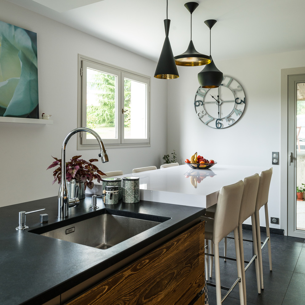Immagine di una piccola cucina minimal chiusa con lavello sottopiano, ante lisce, ante in legno scuro, top in acciaio inossidabile e pavimento con piastrelle in ceramica