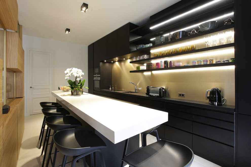 Стильный дизайн: прямая кухня среднего размера в современном стиле с одинарной мойкой, открытыми фасадами, черной техникой, островом, обеденным столом и черно-белыми фасадами - последний тренд