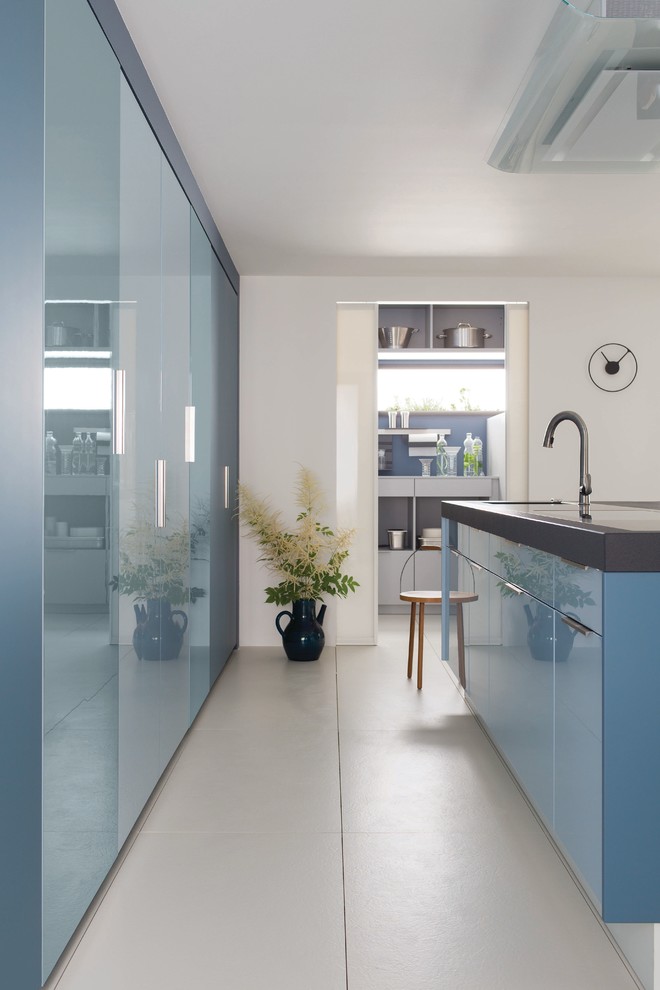 Foto di una piccola cucina minimal con lavello sottopiano, ante lisce e ante blu
