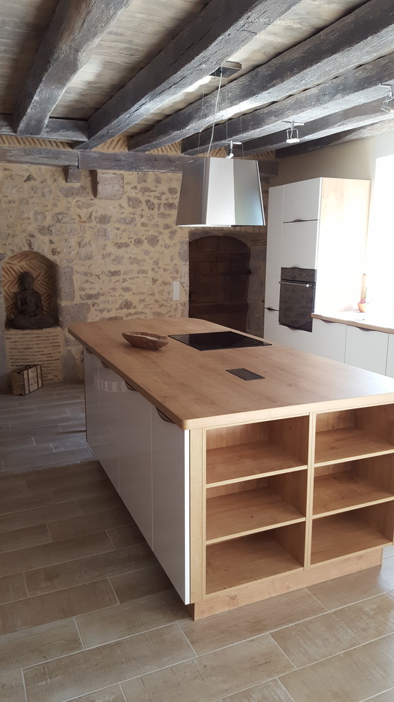 Esempio di una grande cucina design con top in legno