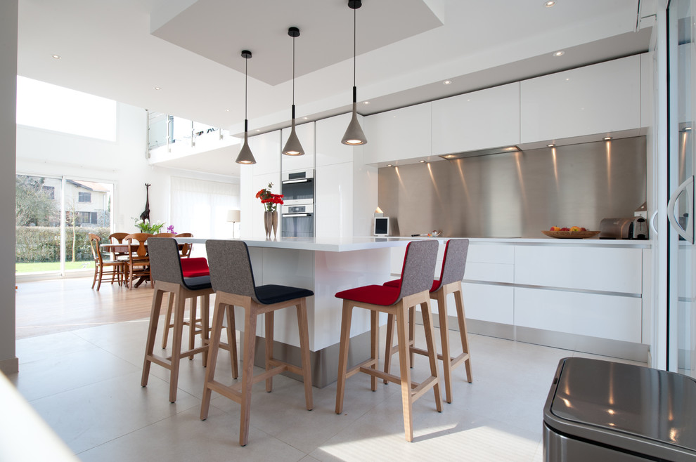 Esempio di una grande cucina moderna con lavello integrato, ante a filo, ante bianche, top in quarzite, paraspruzzi grigio, paraspruzzi con piastrelle di metallo e elettrodomestici da incasso