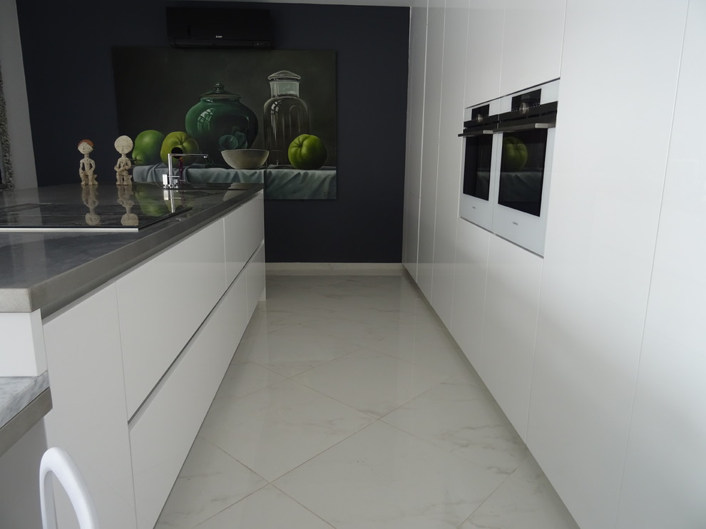 Cuisine design grand ilot central laqué blanc brillant et plan inox et  marbre - Modern - Kitchen - Marseille - by CUISINE CONNEXION | Houzz