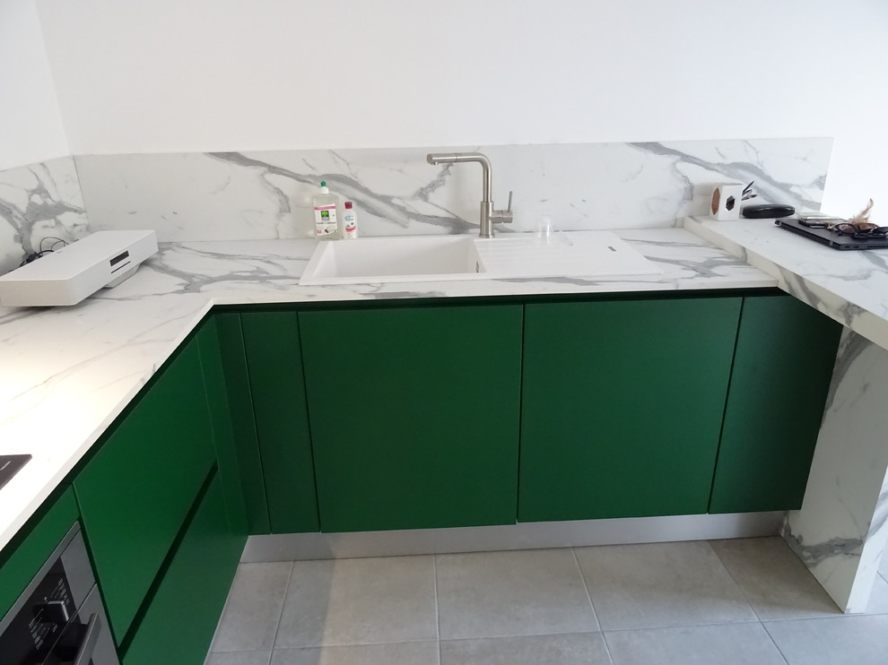 Inspiration for a medium sized modern u-shaped open plan kitchen in Marseille with a single-bowl sink, beaded cabinets, green cabinets, laminate countertops, white splashback, stainless steel appliances, ceramic flooring, no island, grey floors and white worktops.