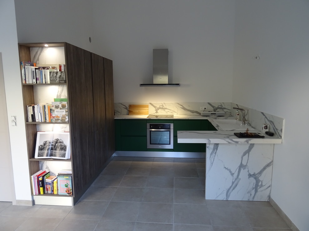 Design ideas for a medium sized modern u-shaped open plan kitchen in Marseille with a single-bowl sink, beaded cabinets, green cabinets, laminate countertops, white splashback, stainless steel appliances, ceramic flooring, no island, grey floors and white worktops.