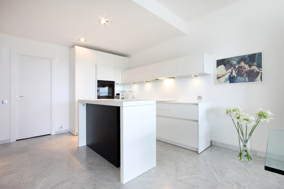 Idee per una cucina minimalista di medie dimensioni con ante bianche, elettrodomestici da incasso e pavimento in marmo