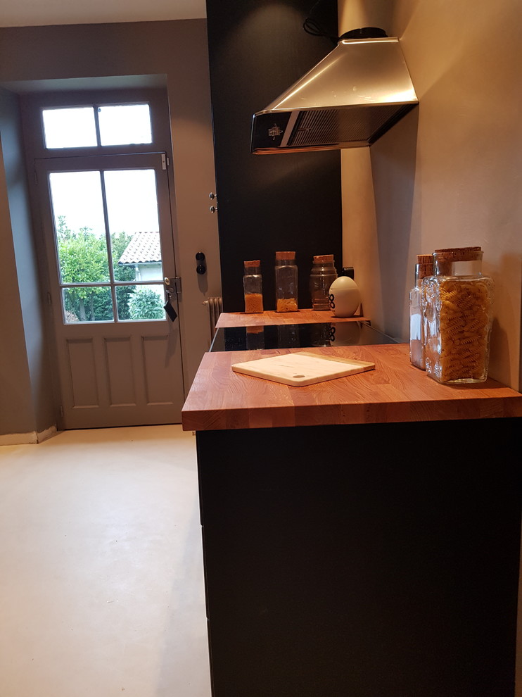Cette photo montre une cuisine parallèle chic de taille moyenne avec un plan de travail en bois.