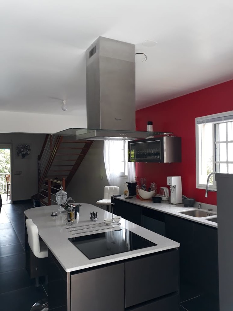 Moderne Küche mit Quarzit-Arbeitsplatte, Küchenrückwand in Weiß, Kücheninsel und weißer Arbeitsplatte in Toulouse
