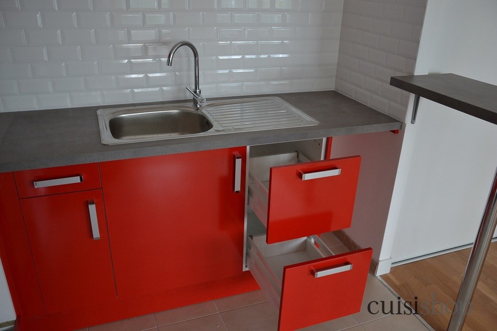 Imagen de cocinas en L moderna de tamaño medio con encimera de laminado, salpicadero blanco y salpicadero de azulejos tipo metro